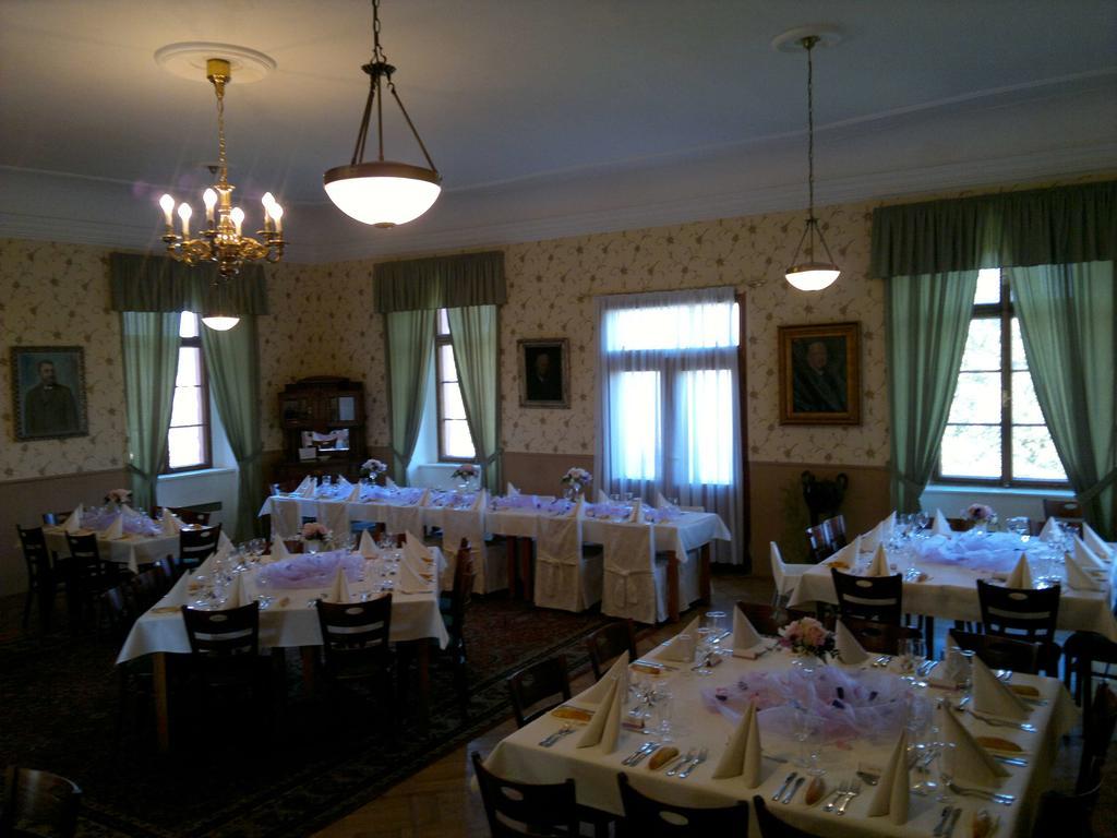 Hotel Zamek Lobec Exterior foto